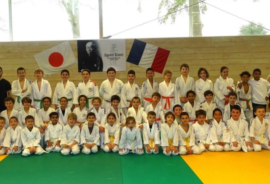 EN STAGE JUDO ET MULTI-ACTIVITÉS Á RIORGES.